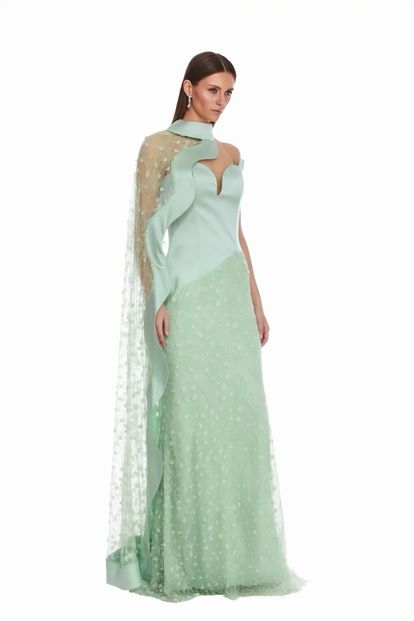 عباءة من التول بلون النعناع وفستان سهرة مزين بالأحجار